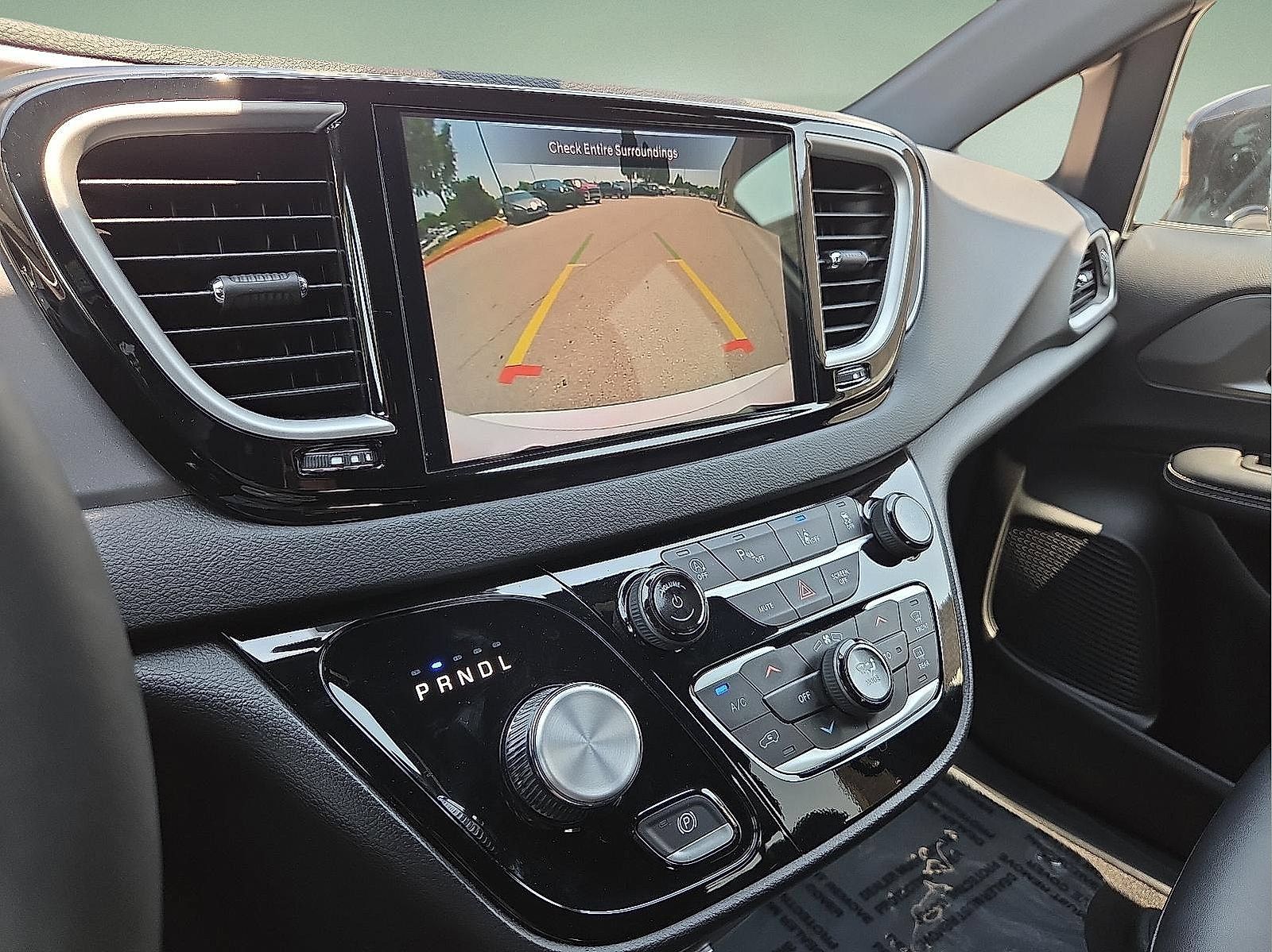 Used 2025 Chrysler Pacifica Select FWD image 18