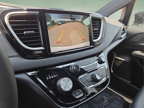 Used 2025 Chrysler Pacifica Select FWD image 18