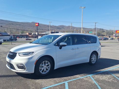 Used 2023 Chrysler Pacifica Touring-L image 7