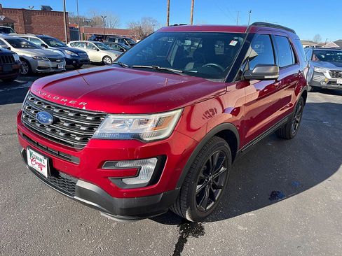 Used 2017 Ford Explorer XLT w/ XLT Technology Feature Bundle image 3
