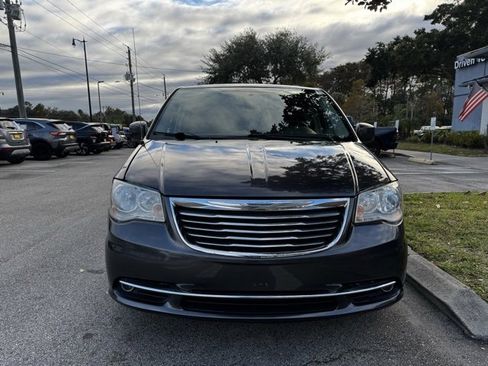 Used 2015 Chrysler Town & Country Touring w/ Driver Convenience Group image 3