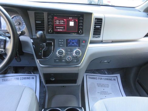 Used 2018 Toyota Sienna LE FWD image 22