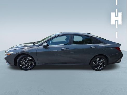 Used 2025 Hyundai Elantra SEL FWD image 2