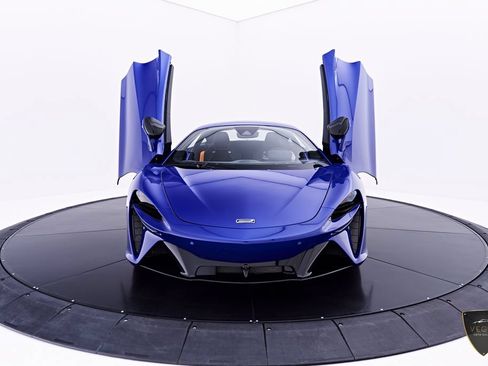 Used 2025 McLaren Artura RWD image 29