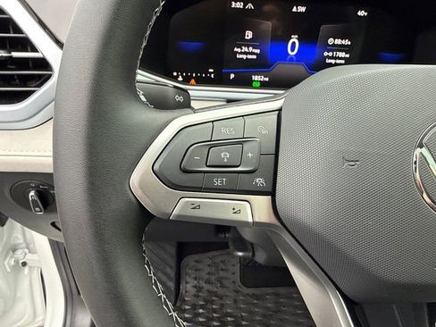 Certified 2025 Volkswagen Taos SE w/ Panoramic Sunroof Package image 15