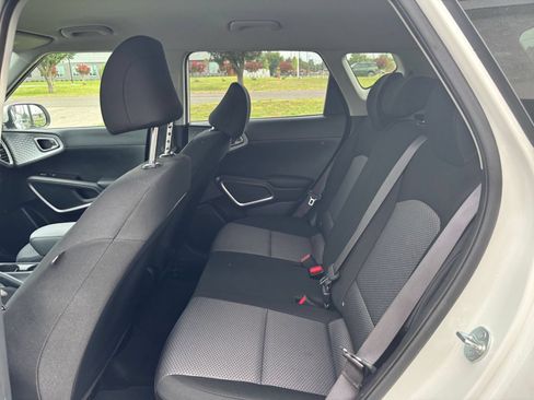 Used 2025 Kia Soul LX w/ LX Technology Package FWD image 23
