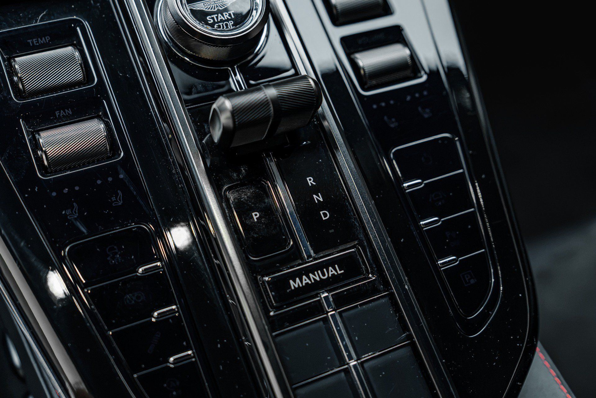 Used 2025 Aston Martin V8 Vantage Coupe RWD image 45