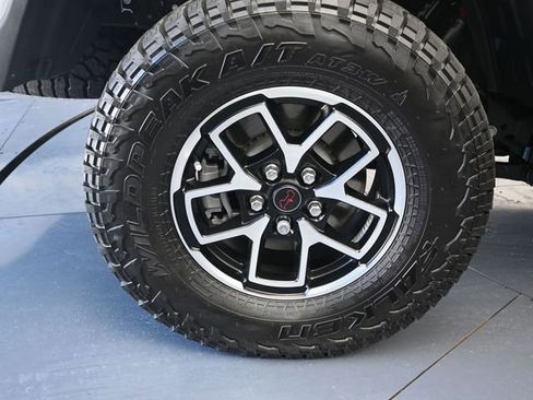 Used 2025 Jeep Gladiator Rubicon w/ Convenience Group image 9