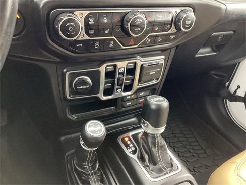 Used 2018 Jeep Wrangler Unlimited Sahara image 24