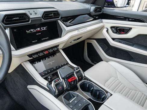 Used 2025 Lamborghini Urus SE image 16