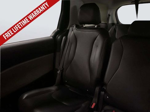 Used 2025 Kia Carnival FWD image 26