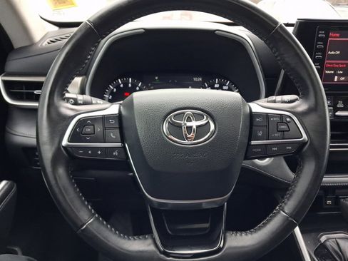 Used 2021 Toyota Highlander XLE AWD/4WD image 19