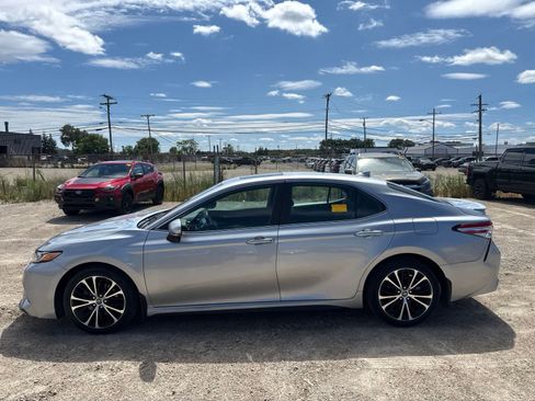 Used 2020 Toyota Camry SE w/ Convenience Package FWD image 12