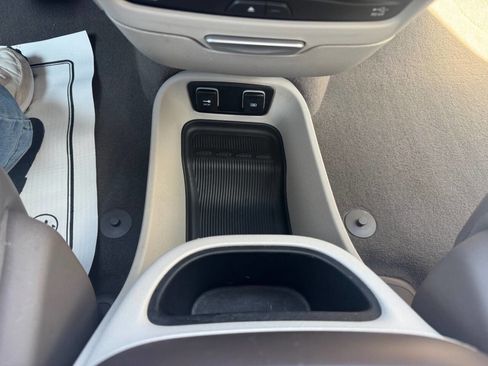 Used 2017 Chrysler Pacifica Touring-L Plus w/ Tire & Wheel Group image 17