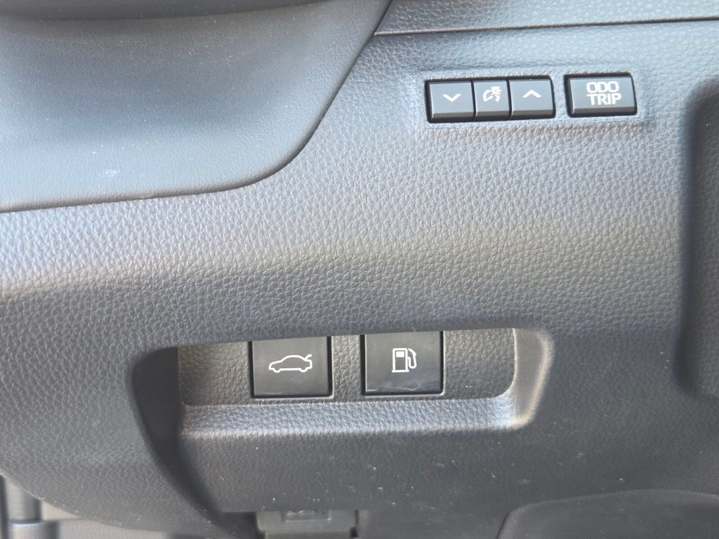 Used 2023 Toyota Crown AWD/4WD image 27