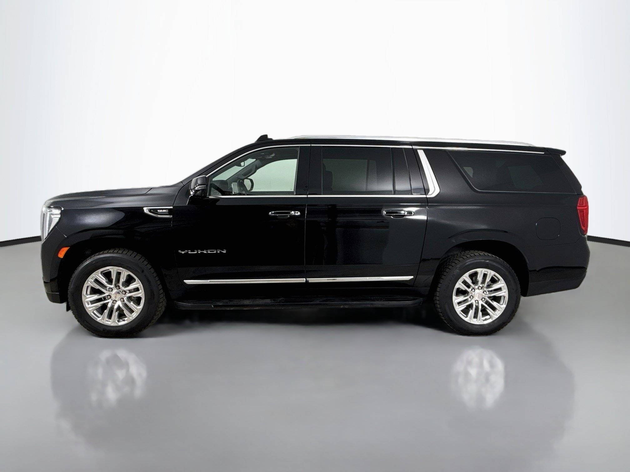Used 2023 GMC Yukon XL SLT w/ SLT Premium Package AWD/4WD image 4