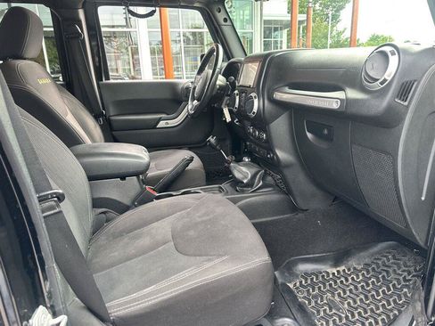 Used 2015 Jeep Wrangler Unlimited Sahara w/ Connectivity Group AWD/4WD image 15