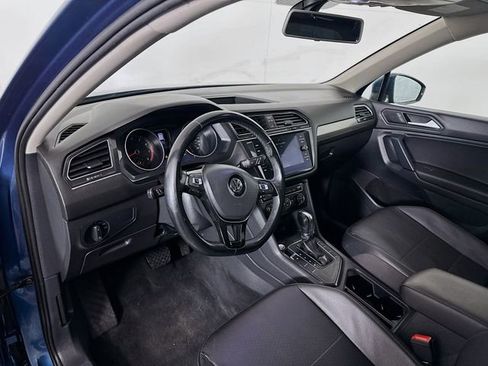 Used 2019 Volkswagen Tiguan SE w/ Panoramic Sunroof Package image 9
