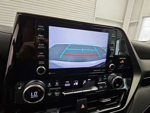 Used 2021 Toyota Highlander XLE AWD/4WD image 17