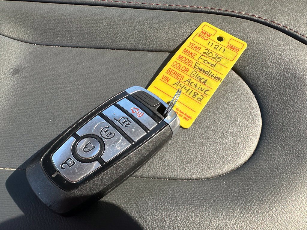 Used 2025 Ford Expedition Active AWD/4WD image 8
