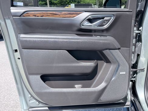 Used 2023 Chevrolet Suburban Premier image 31