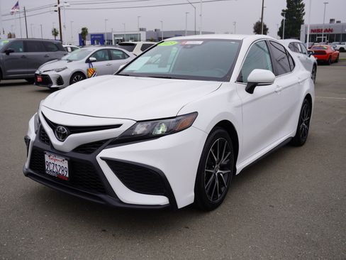 Used 2023 Toyota Camry SE image 7