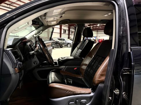 Used 2019 Nissan Titan Platinum Reserve w/ Platinum Utility Package image 14