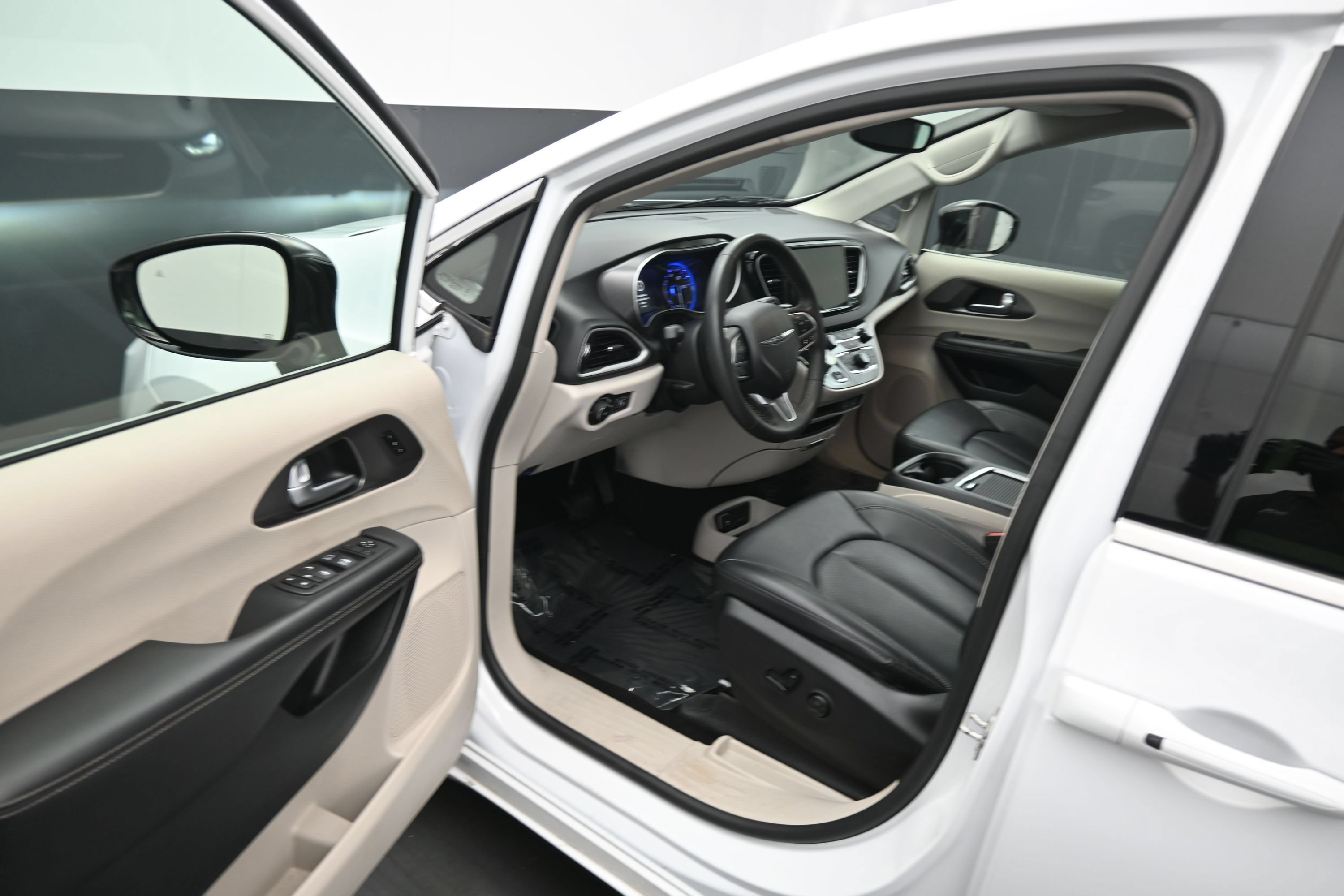 Used 2024 Chrysler Pacifica Touring-L FWD image 20