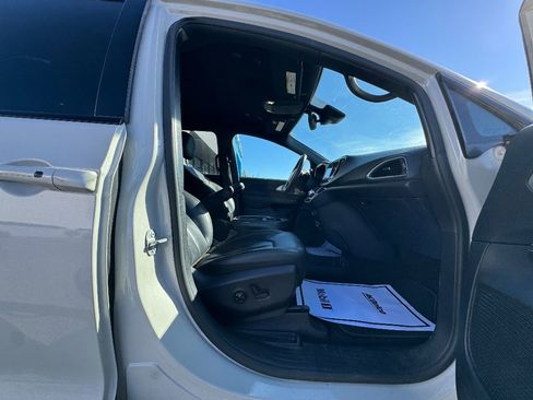 Used 2020 Chrysler Pacifica Touring-L w/ Advanced Safetytec Group image 9
