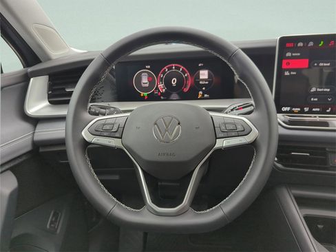 New 2026 Volkswagen Tiguan SE image 21