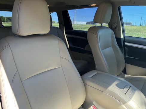 Used 2016 Toyota Highlander XLE FWD image 35