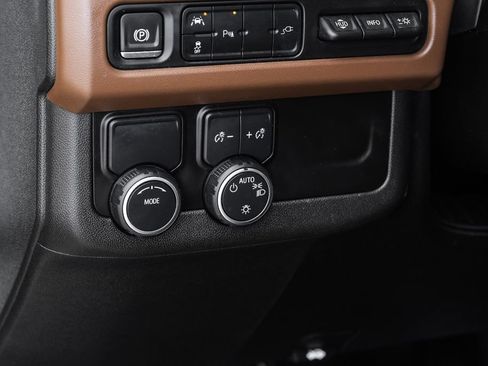 Used 2021 Chevrolet Suburban High Country RWD image 28