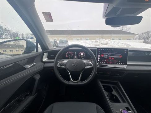 Used 2025 Volkswagen Tiguan SE AWD/4WD image 14