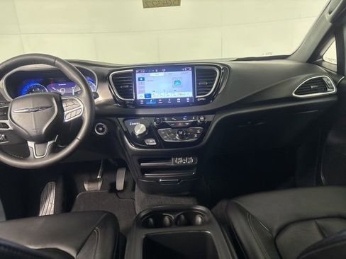 Used 2025 Chrysler Pacifica Select FWD image 30