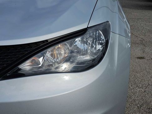 Used 2023 Chrysler Voyager LX image 11