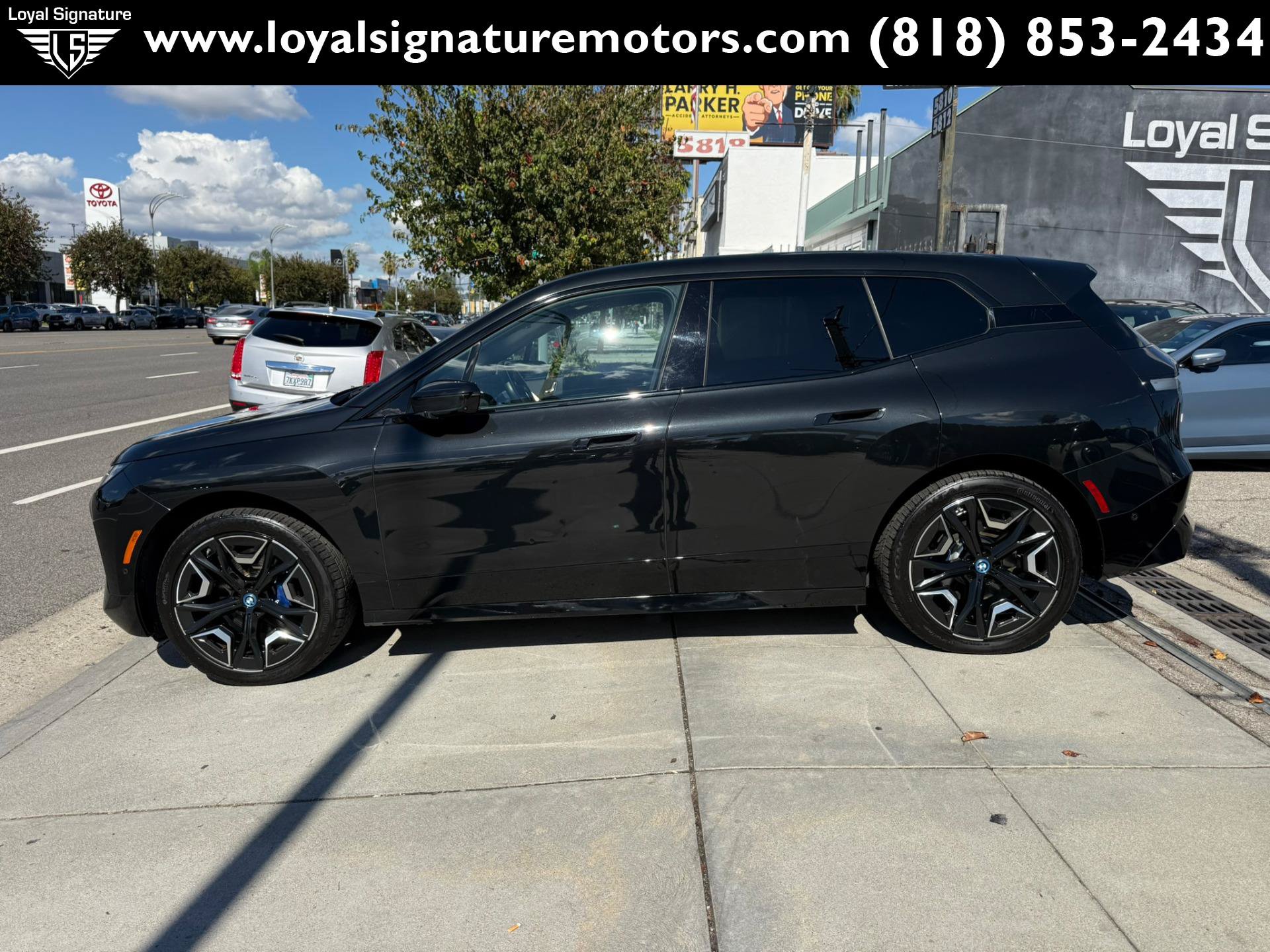 Used 2024 BMW iX xDrive50 w/ Sport Package AWD/4WD image 4