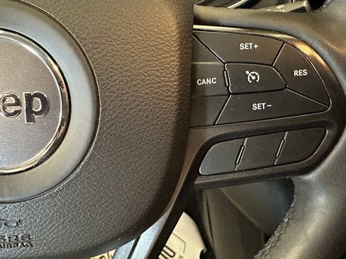 Used 2022 Jeep Cherokee Trailhawk AWD/4WD image 12