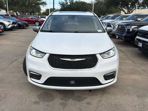 Used 2023 Chrysler Pacifica Limited FWD image 2