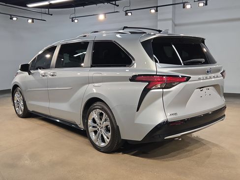 Used 2024 Toyota Sienna Platinum FWD image 5