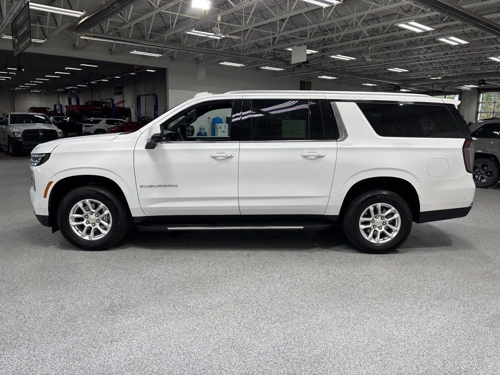 Used 2026 Chevrolet Suburban LT w/ Comfort Package AWD/4WD image 4