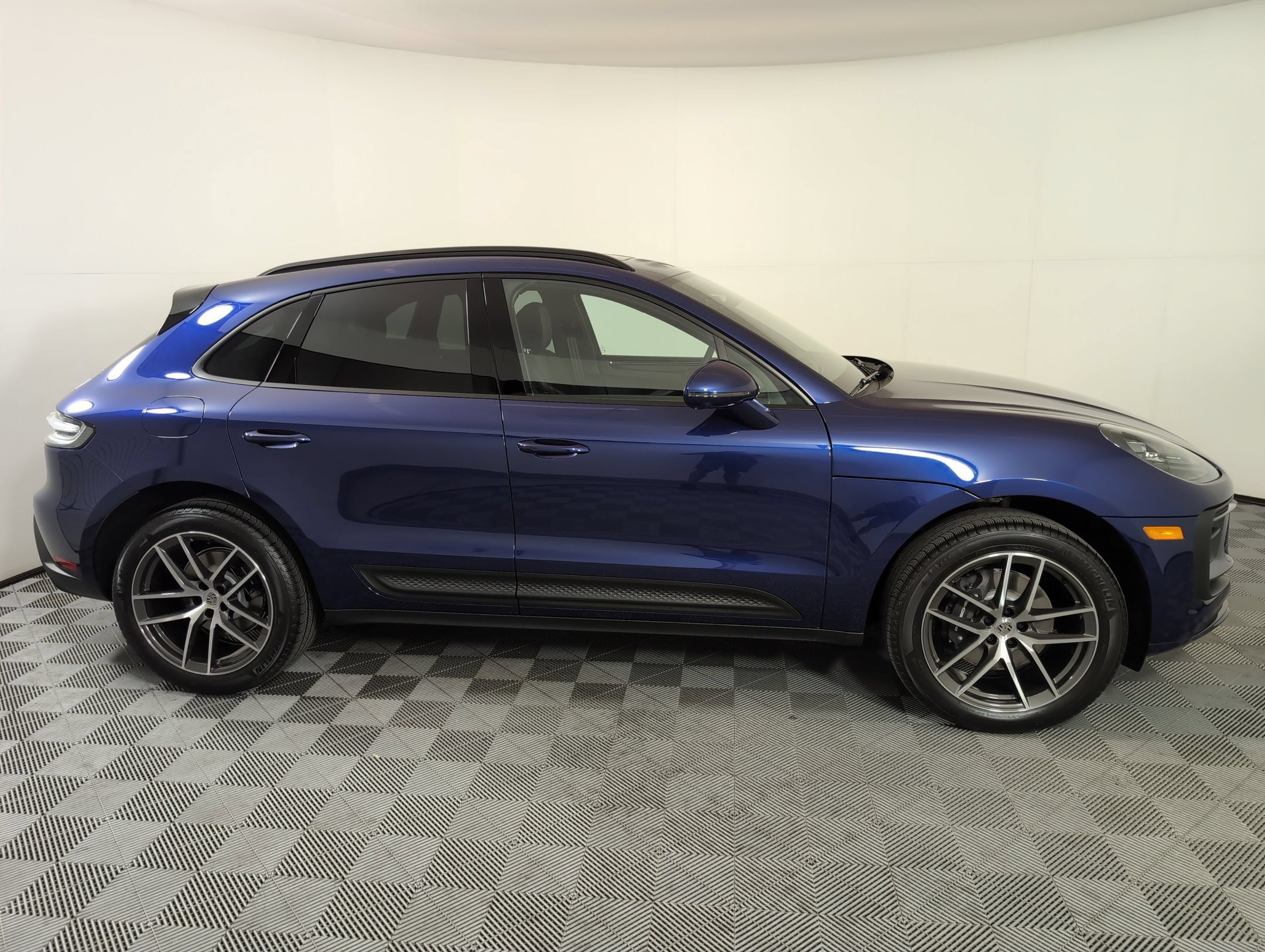 Certified 2025 Porsche Macan AWD/4WD image 9