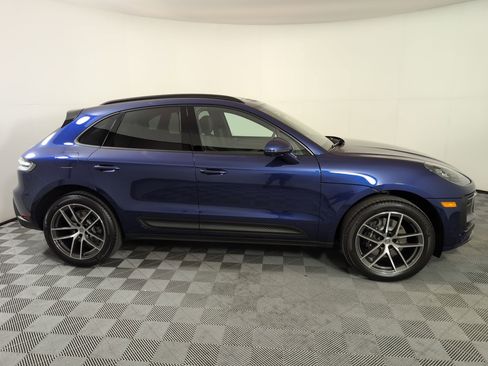 Certified 2025 Porsche Macan AWD/4WD image 9