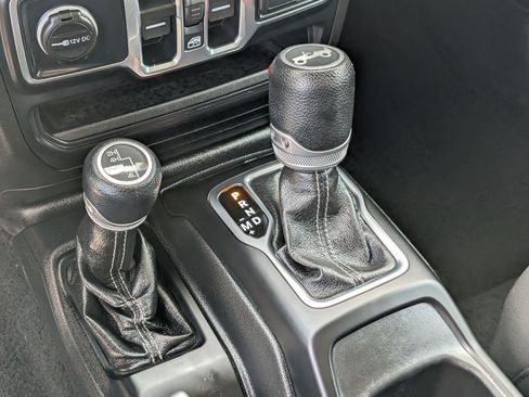 Used 2019 Jeep Wrangler Unlimited Sahara w/ Uconnect 4C Nav & Sound Group AWD/4WD image 22