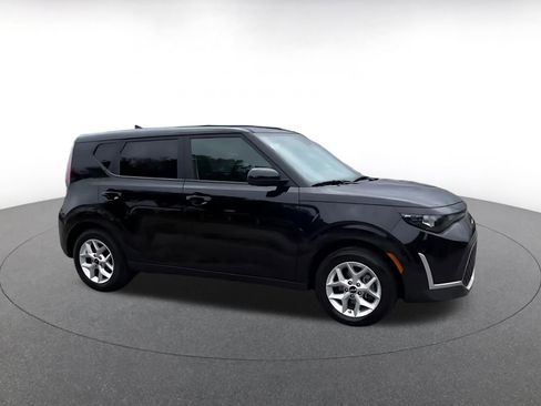 Used 2025 Kia Soul LX w/ LX Technology Package image 2