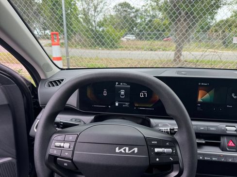 Used 2025 Kia K4 FWD image 33