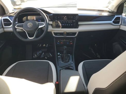New 2026 Volkswagen Taos SE image 13