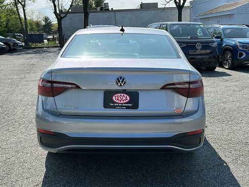 Used 2023 Volkswagen Jetta SE w/ Panoramic Sunroof Package FWD image 5
