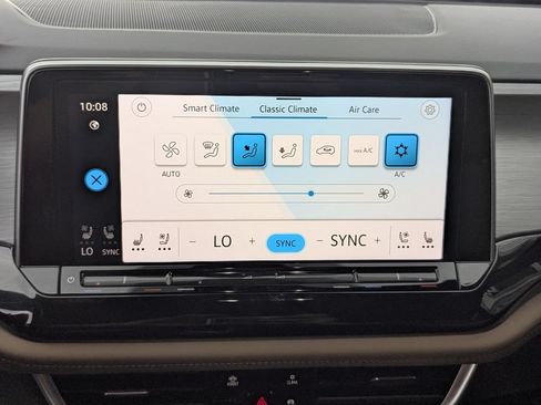 Certified 2025 Volkswagen Atlas Cross Sport SE FWD image 23