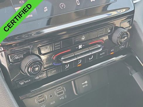 Used 2023 Jeep Grand Cherokee Laredo AWD/4WD image 19