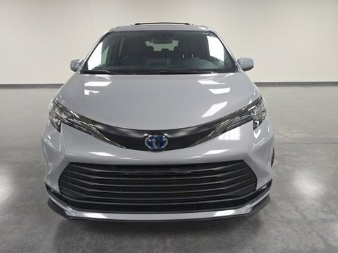 Certified 2023 Toyota Sienna XLE Woodland Edition image 2